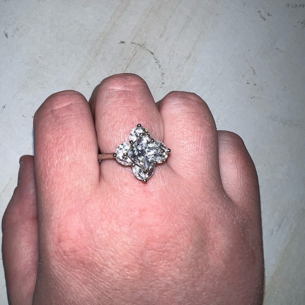 Silver Clear Stone Cocktail Ring 💍 - Picture 3 of 7